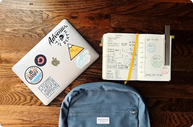 PCやノートが置かれた机