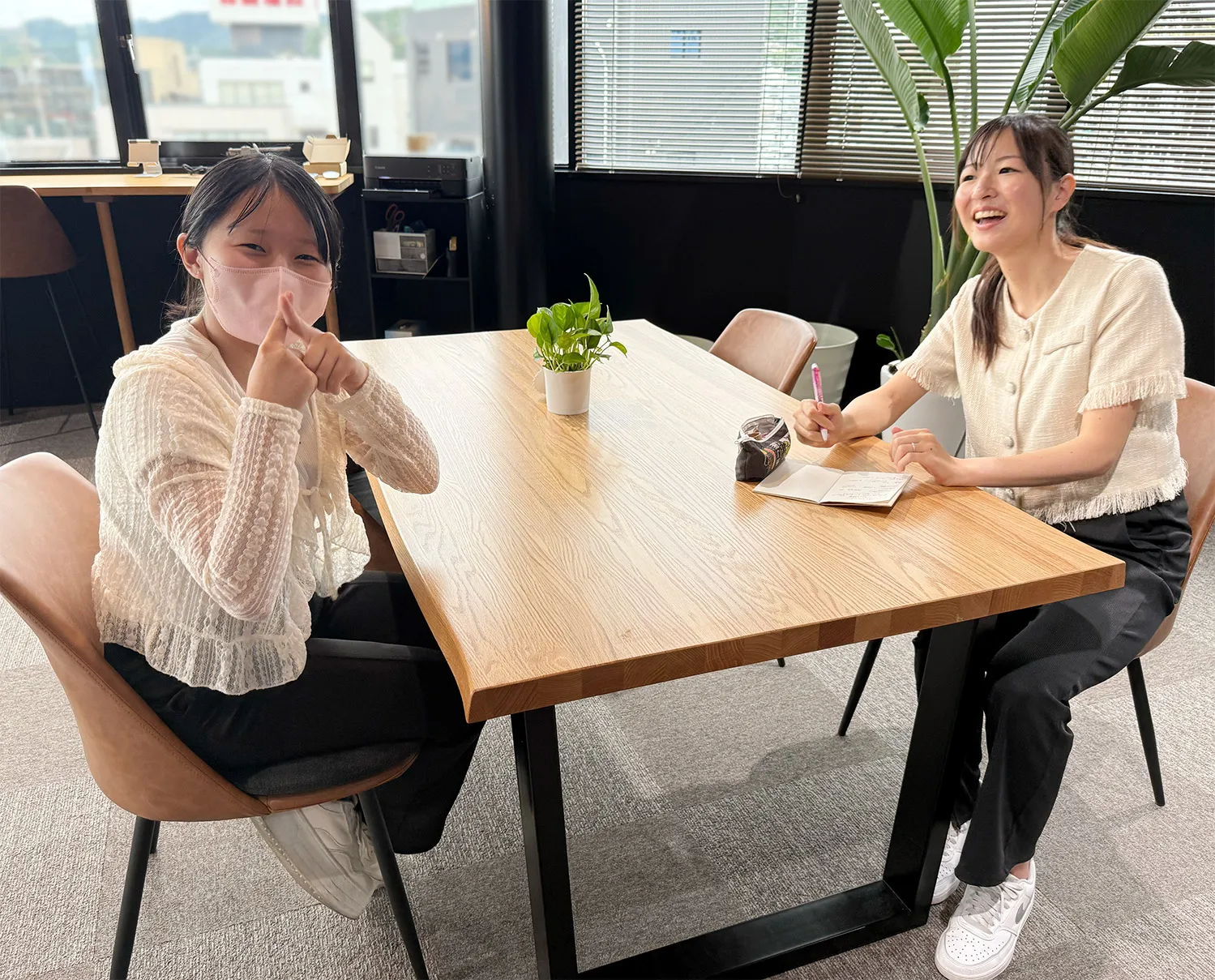 楽しそうに笑い合う学生たち