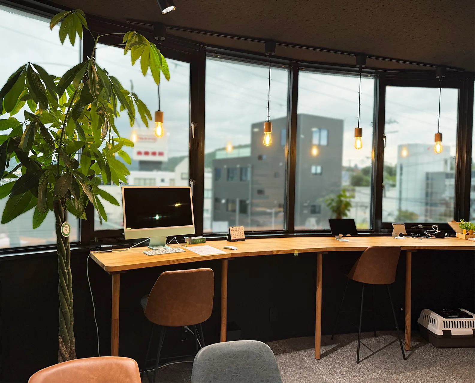 外の景色が見える教室