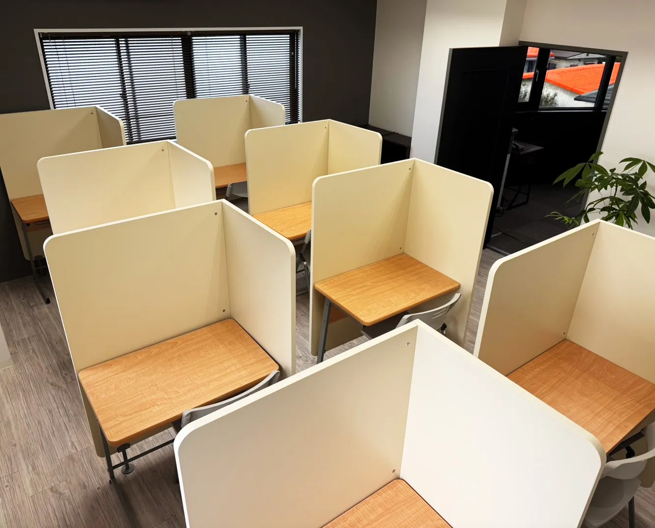 パーテーションで区切られた個室