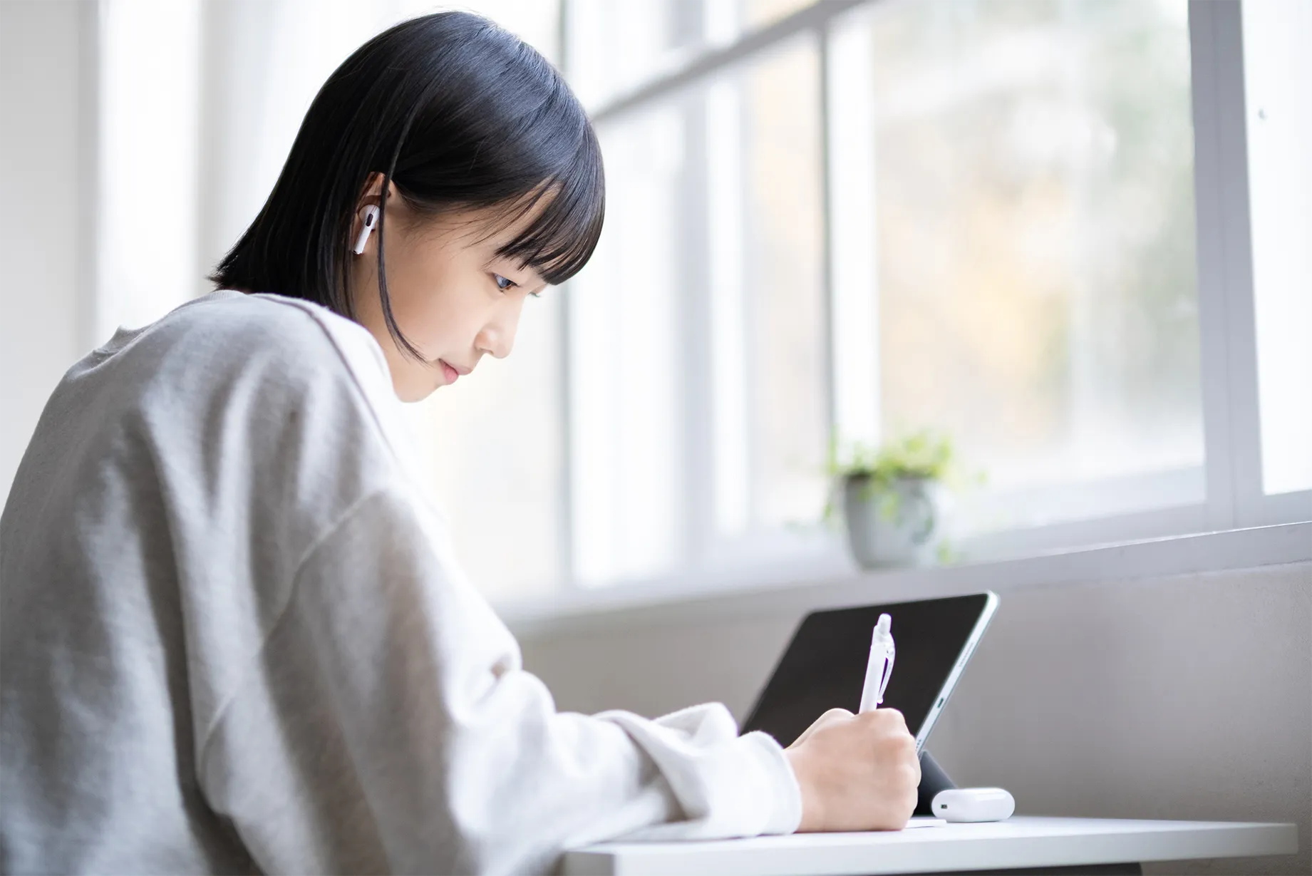 自宅で学習する学生