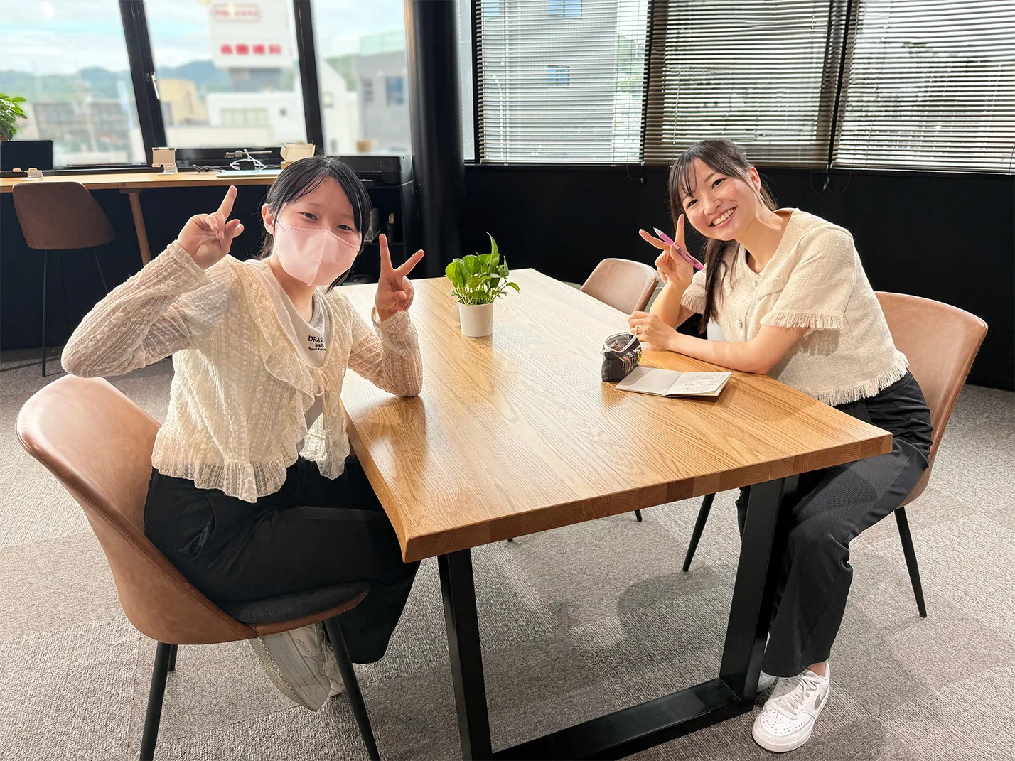 姫路高等学院で談話している様子