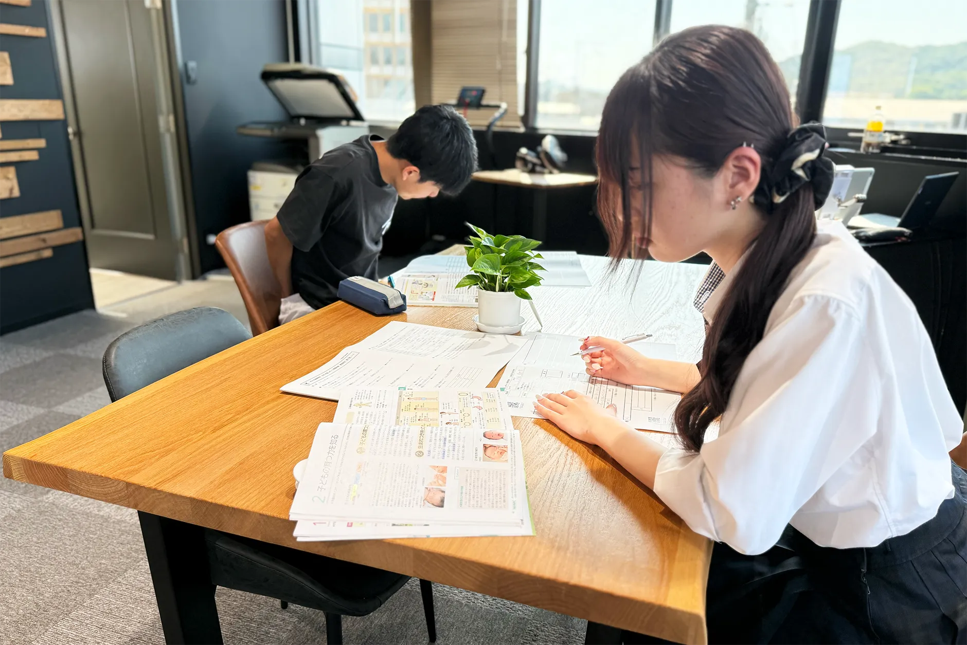 学校で勉強する学生