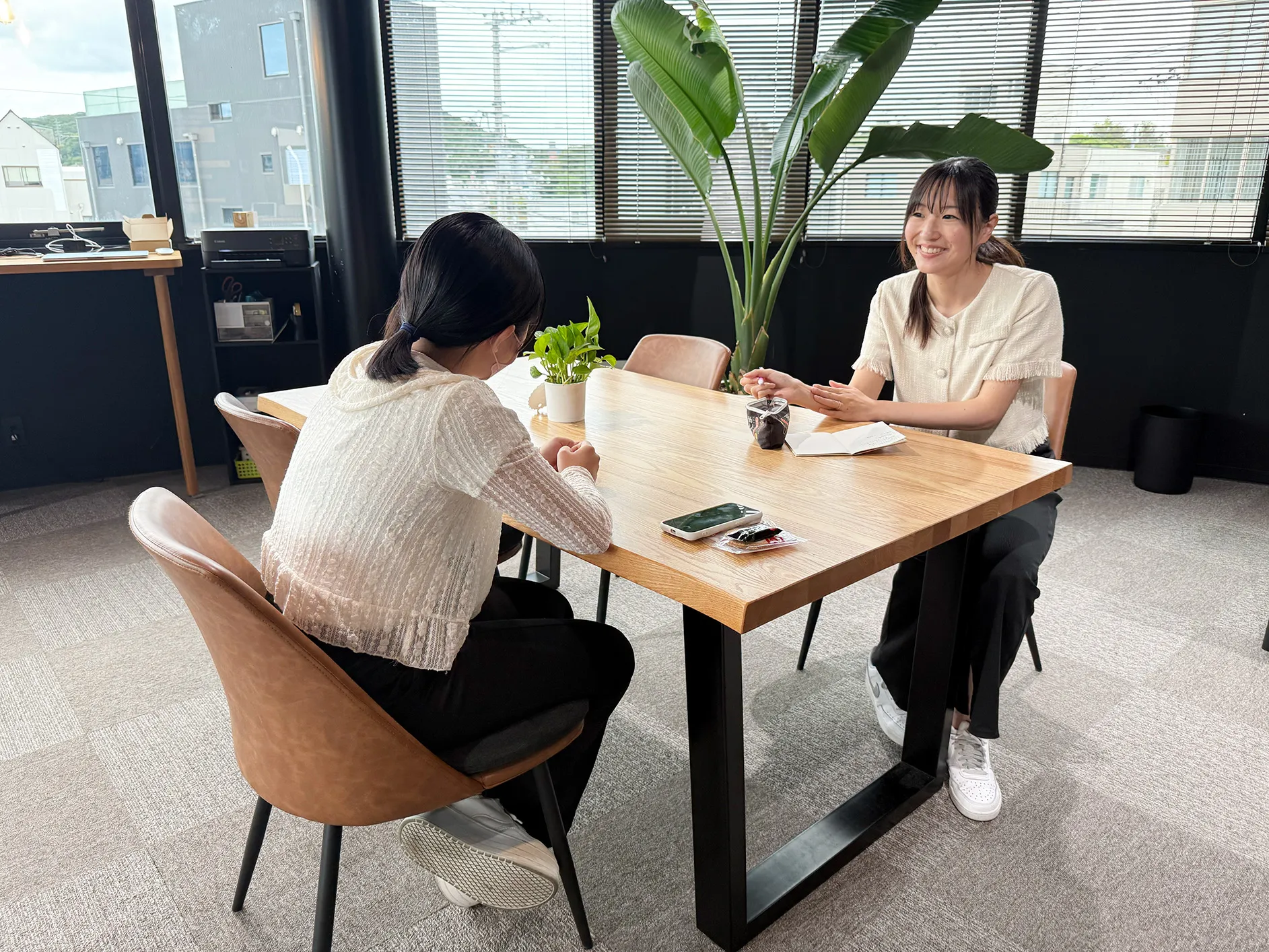 教室で談話する女子生徒2人