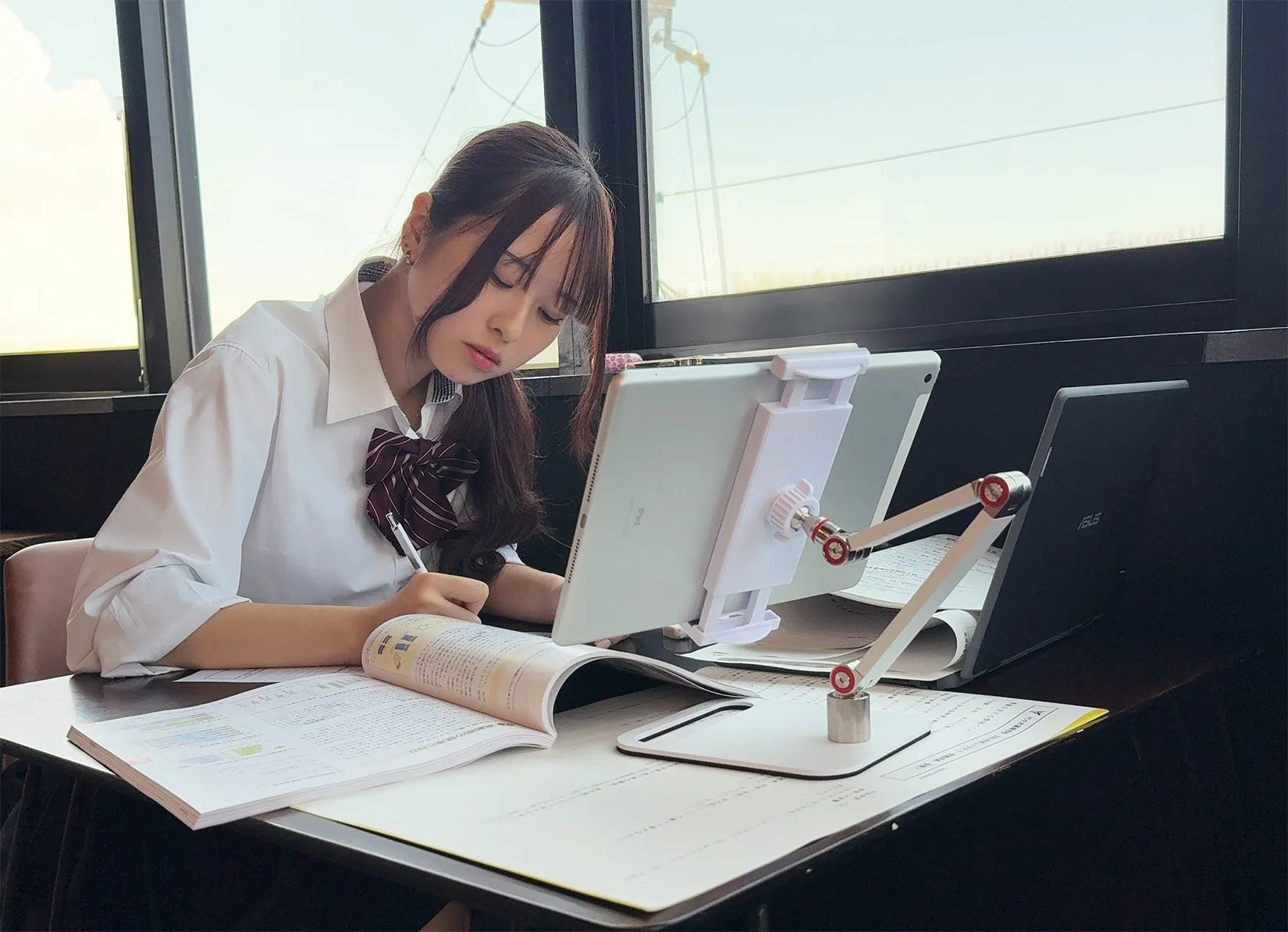 教室で学習に取り組む女子生徒