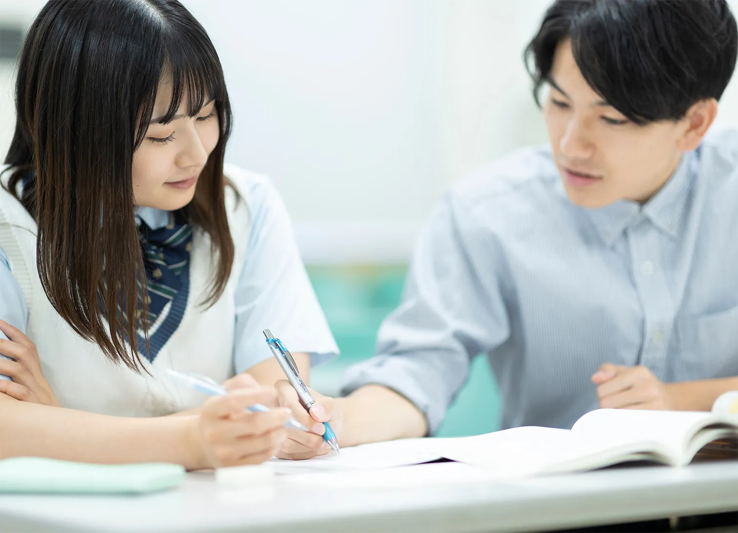 教師からサポートを受ける学生